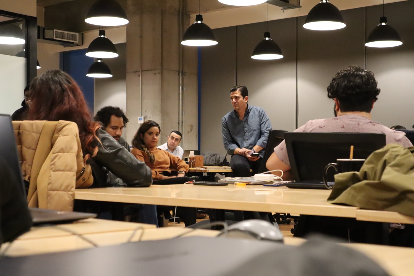 Equipo de Contalink compartiendo ideas en una reunión de trabajo